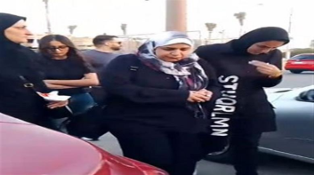 المخرجة سارة وفيق تتلقى عزاء والدتها بمسجد عمر مكرم اليوم